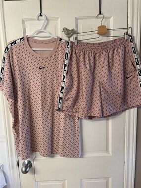Nike 2 piece set t shirt and shorts pink&black unisex men’s size XXL